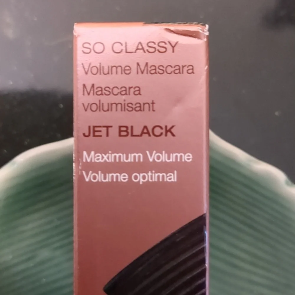 Volumizing Mascara - Picture 2 of 4